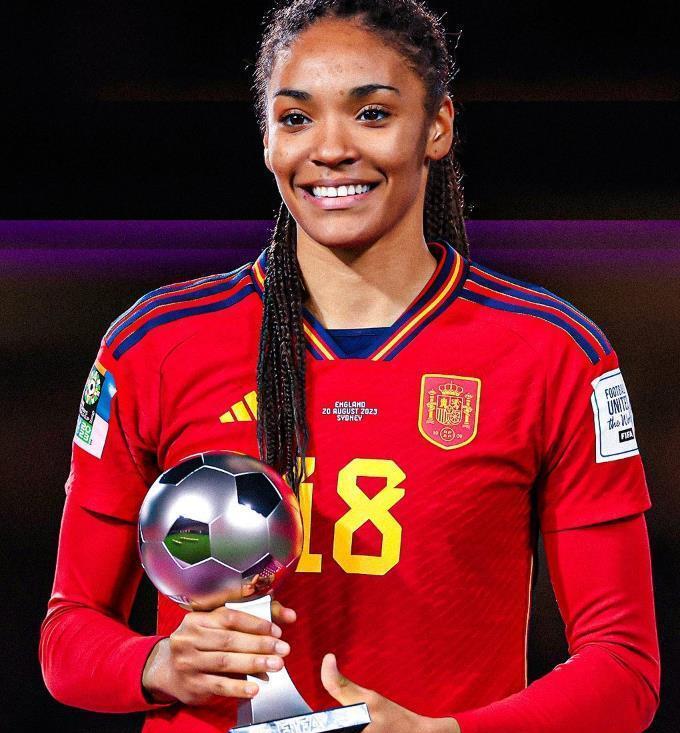 加拿大队女足运动员荣获最佳射手称号 