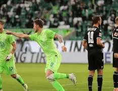 包含沃尔夫斯堡球员伤愈复出，助球队重返胜利轨道的词条